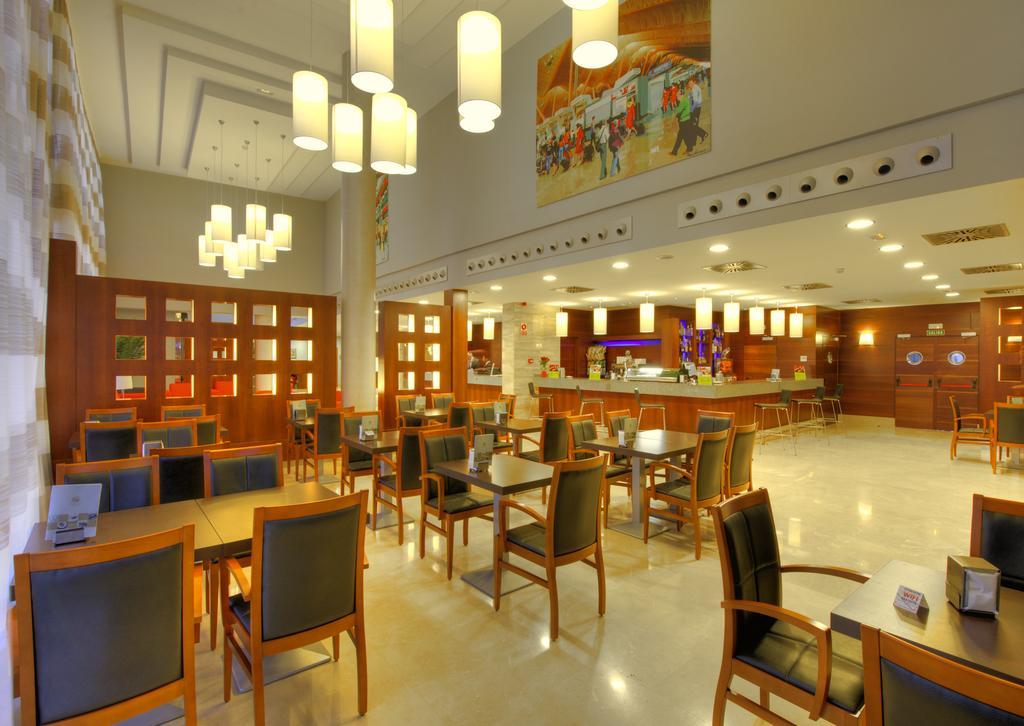 阿旺特机场住宿 托雷洪-德阿尔多斯 餐厅 照片